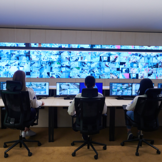 Central de monitoreo 24/7 de empresa de seguridad en Rancagua con múltiples pantallas de vigilancia