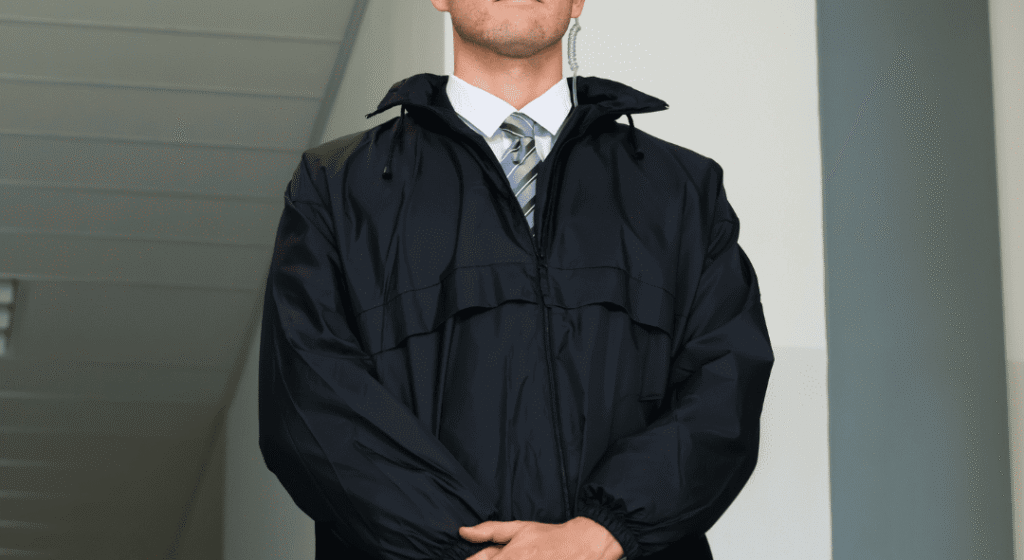 Guardias del sector seguridad privada en reunión analizando los requisitos de la nueva ley de seguridad privada